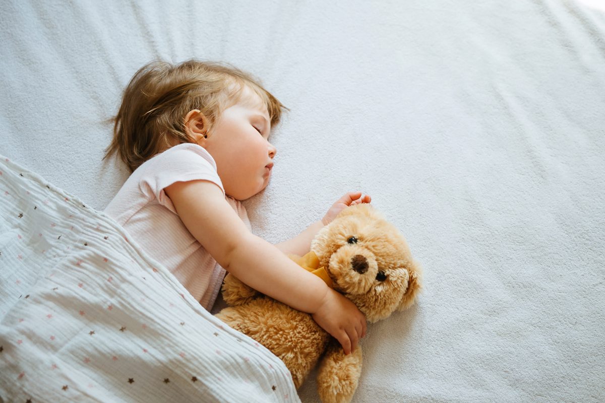 Schlafendes Kleinkind mit Teddybär