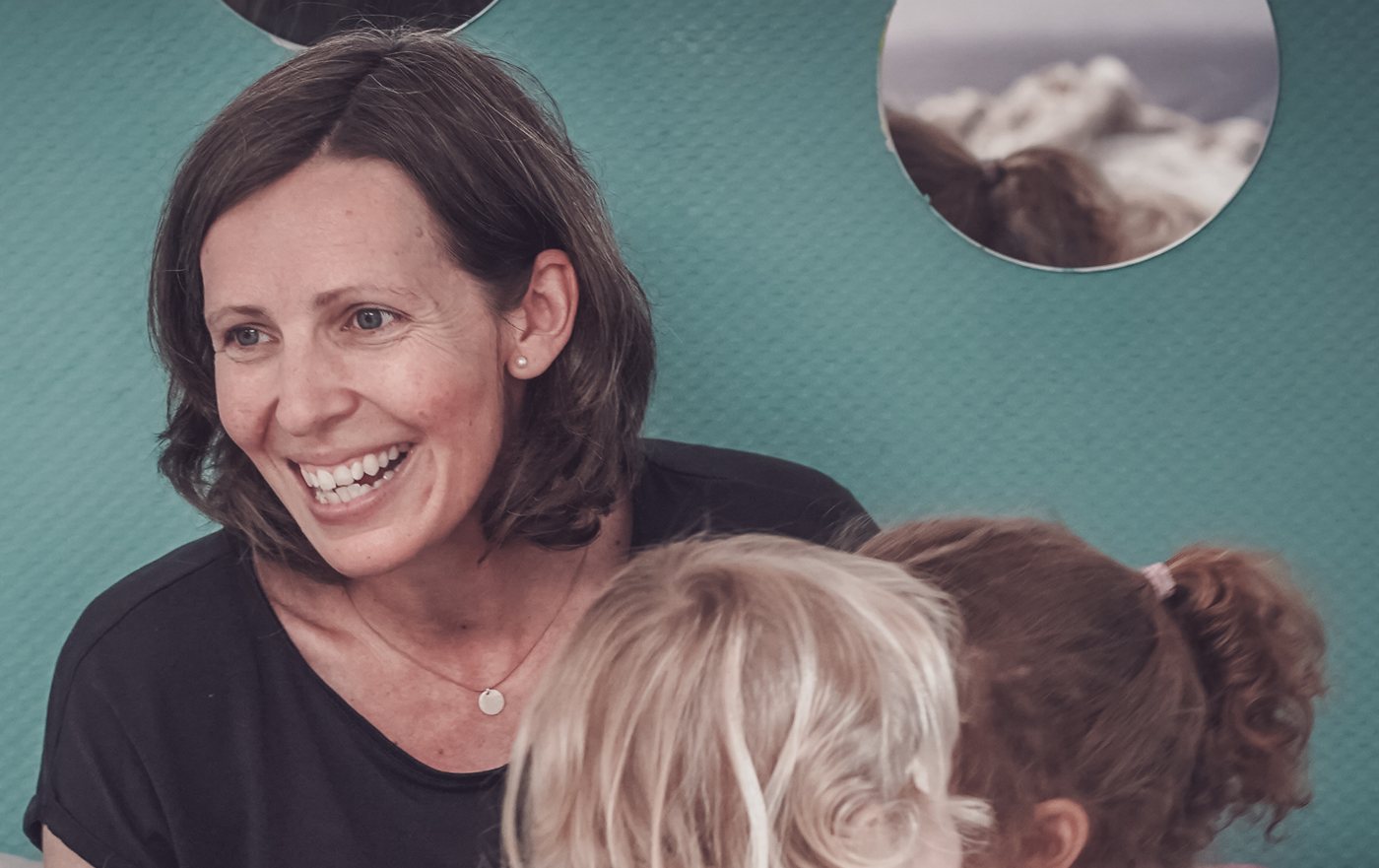 Simone lacht gemeinsam mit Kindern