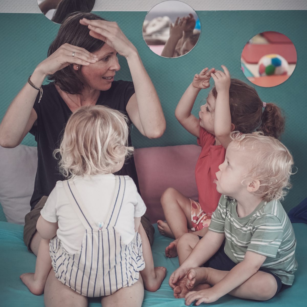 Simone bei einem Fingerspiel mit Kindern